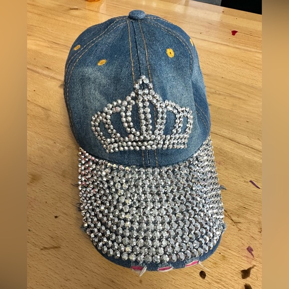 Crown ball cap with $earrings - Picture 3 of 5